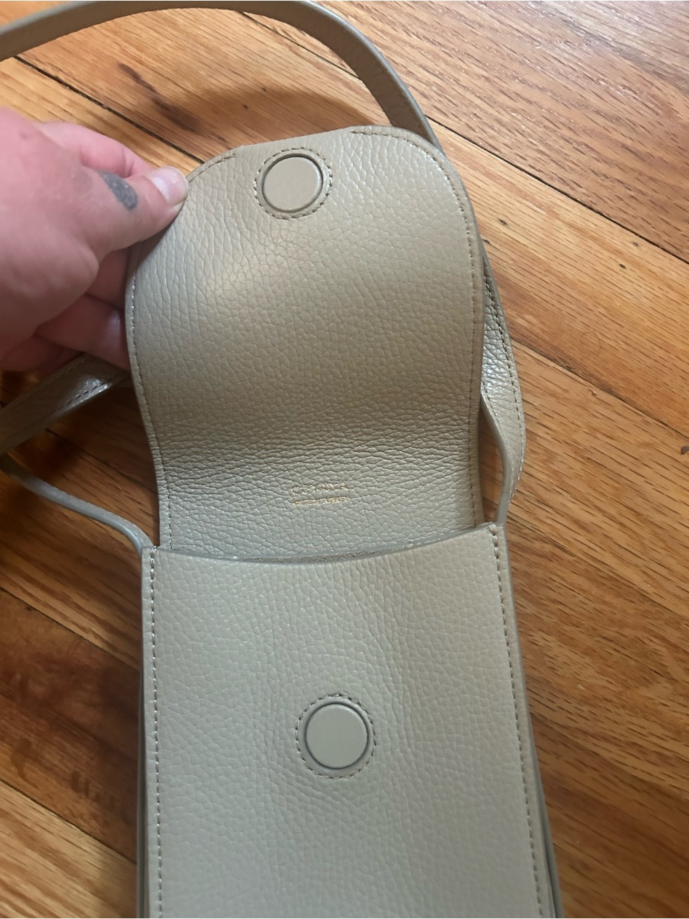 Cuyana pebbled leather tan crossbody phone bag - Picture 5 of 6